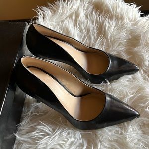 Saks fifth avenue black pump.